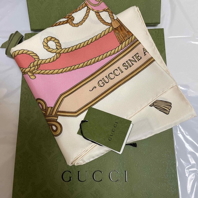 Gucci(グッチ)の⭐️年末お値下げ⭐️【GUCCI】2023年　新品・未使用　大判スカーフ🫶 レディースのファッション小物(バンダナ/スカーフ)の商品写真