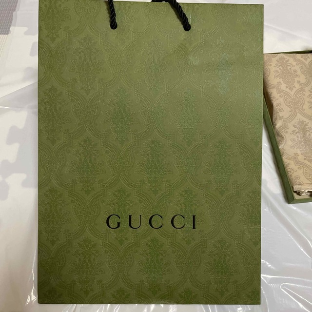 Gucci(グッチ)の⭐️年末お値下げ⭐️【GUCCI】2023年　新品・未使用　大判スカーフ🫶 レディースのファッション小物(バンダナ/スカーフ)の商品写真