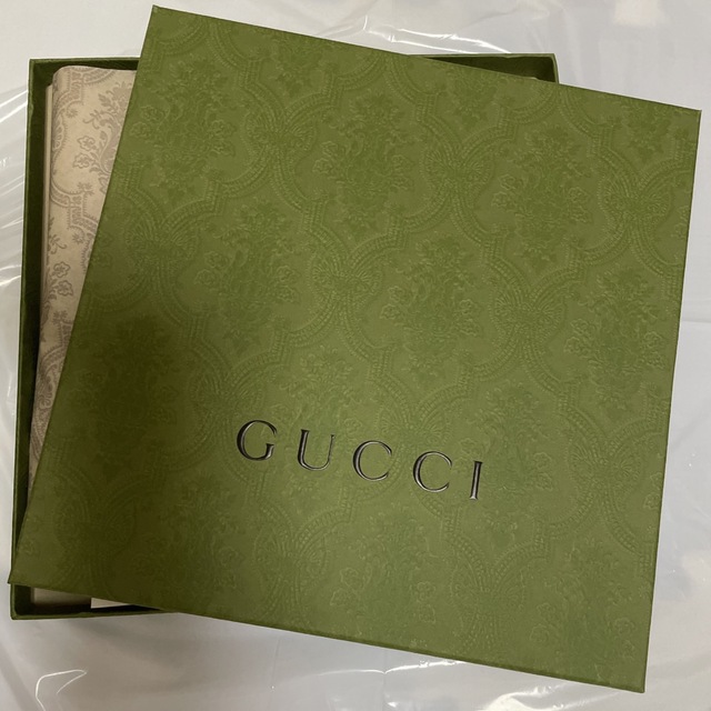 Gucci(グッチ)の⭐️年末お値下げ⭐️【GUCCI】2023年　新品・未使用　大判スカーフ🫶 レディースのファッション小物(バンダナ/スカーフ)の商品写真