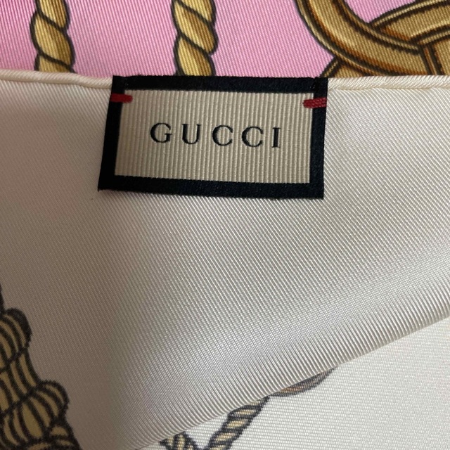 Gucci(グッチ)の⭐️年末お値下げ⭐️【GUCCI】2023年　新品・未使用　大判スカーフ🫶 レディースのファッション小物(バンダナ/スカーフ)の商品写真