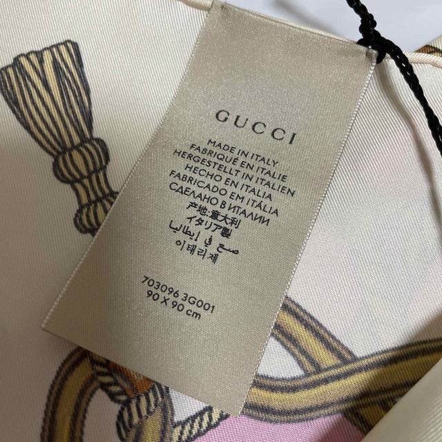 Gucci(グッチ)の⭐️年末お値下げ⭐️【GUCCI】2023年　新品・未使用　大判スカーフ🫶 レディースのファッション小物(バンダナ/スカーフ)の商品写真