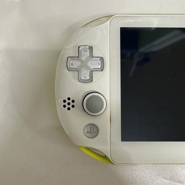 PlayStation Vita(プレイステーションヴィータ)のPlayStationVITA PCH-2000 ライムグリーン/ホワイト エンタメ/ホビーのゲームソフト/ゲーム機本体(携帯用ゲーム機本体)の商品写真