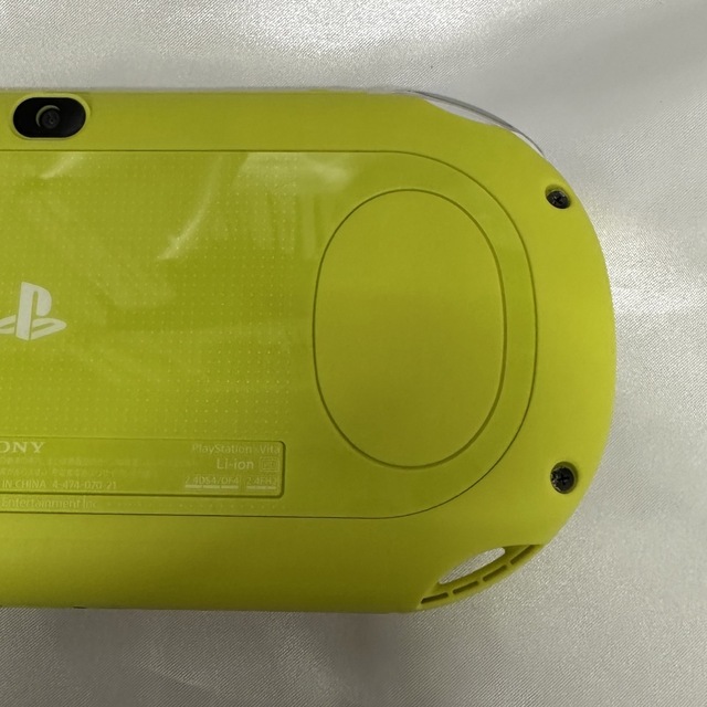 PlayStation Vita(プレイステーションヴィータ)のPlayStationVITA PCH-2000 ライムグリーン/ホワイト エンタメ/ホビーのゲームソフト/ゲーム機本体(携帯用ゲーム機本体)の商品写真