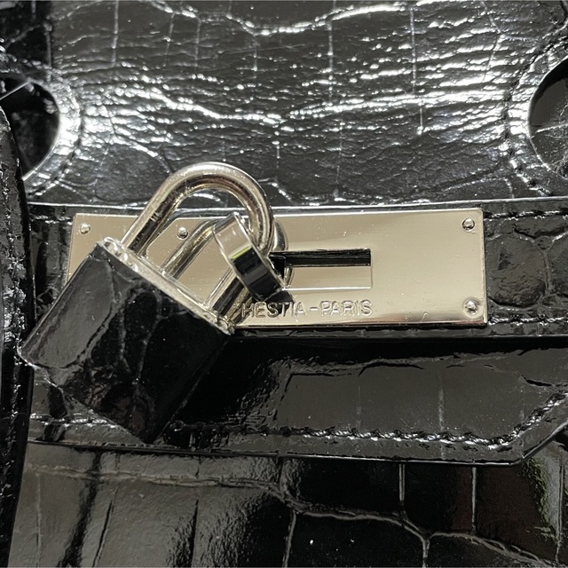 美品✨HESTIA ヘスティアパリ　クロコ型押しハンドバッグ　カデナ　黒 レディースのバッグ(ハンドバッグ)の商品写真