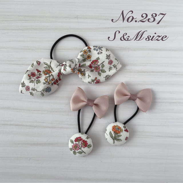 【No.237】ヘアゴム ハンドメイド くるみボタン うさ耳 花柄 ホワイト