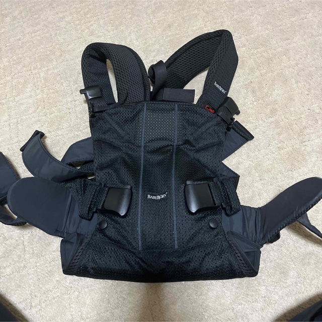 最終値下げ美品BabyBjorn ONE KAI Air 抱っこ紐 キッズ/ベビー/マタニティの外出/移動用品(抱っこひも/おんぶひも)の商品写真