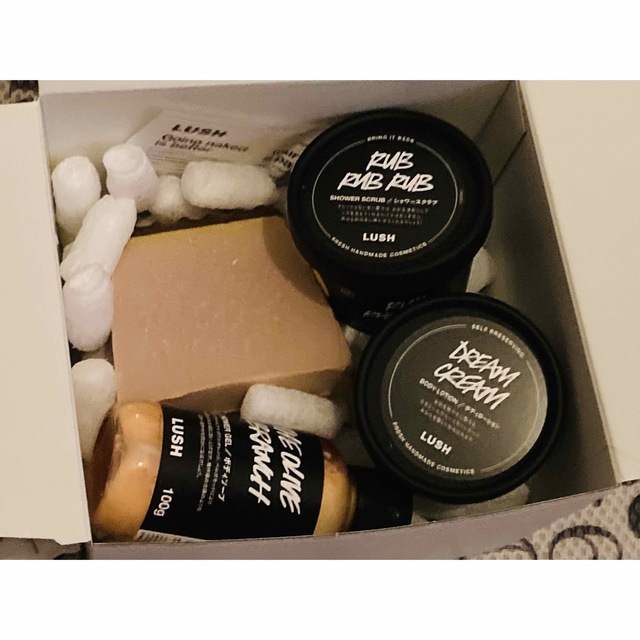 LUSH(ラッシュ)のLUSH　オールザベスト　新品　送料込み コスメ/美容のボディケア(その他)の商品写真