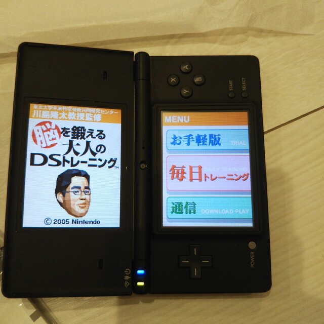 ニンテンドーDS(ニンテンドーDS)の美品⭐️dsi本体。黒。新品充電器、タッチペン１本、説明書、箱付き♪動作OK♪ エンタメ/ホビーのゲームソフト/ゲーム機本体(携帯用ゲーム機本体)の商品写真