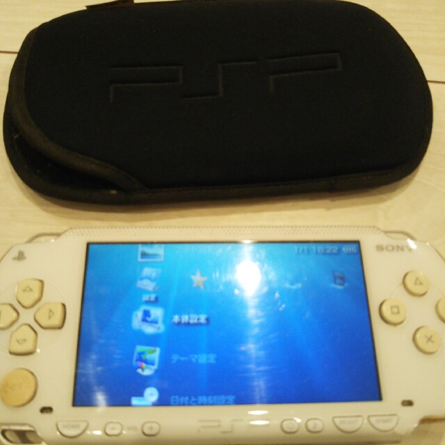 PlayStation Portable(プレイステーションポータブル)の良品⭐️psp本体♪白。新品バッテリー、ゲーム２つ、本体カバー付き♪動作OK♪ エンタメ/ホビーのゲームソフト/ゲーム機本体(携帯用ゲーム機本体)の商品写真