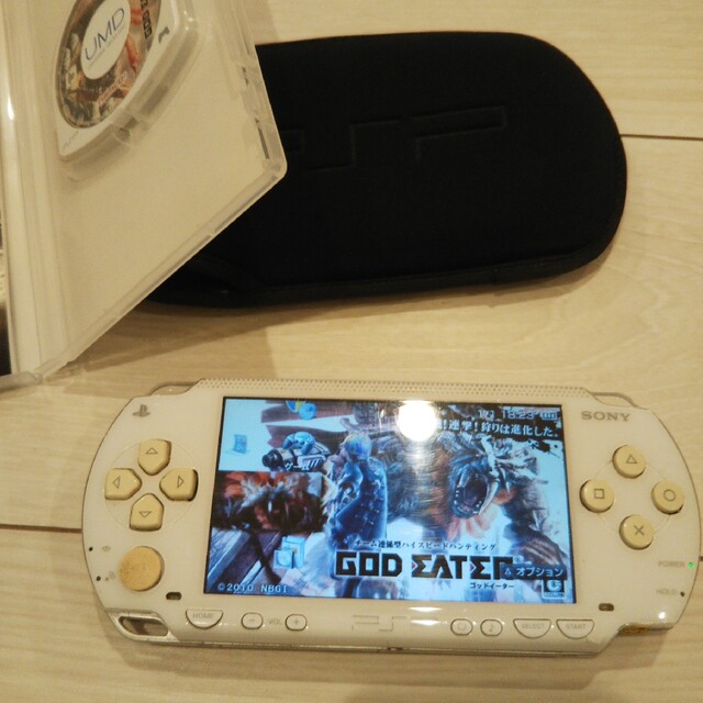 PlayStation Portable(プレイステーションポータブル)の良品⭐️psp本体♪白。新品バッテリー、ゲーム２つ、本体カバー付き♪動作OK♪ エンタメ/ホビーのゲームソフト/ゲーム機本体(携帯用ゲーム機本体)の商品写真