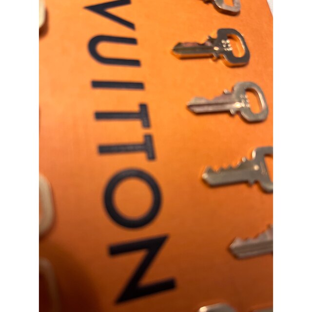LOUIS VUITTON(ルイヴィトン)のルイヴィトン　カデナ　南京錠　キーのみ　バラ売り レディースのファッション小物(キーホルダー)の商品写真