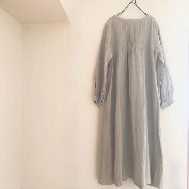 nest Robe(ネストローブ)のネストローブ リネンピンタックワンピース ライトグレー レディースのワンピース(ロングワンピース/マキシワンピース)の商品写真