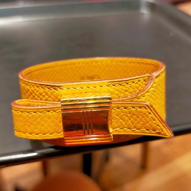 Hermes(エルメス)のエルメス　アルテミス ブレスレットイエロー×ゴールド レザー ケリー バングル レディースのアクセサリー(ブレスレット/バングル)の商品写真