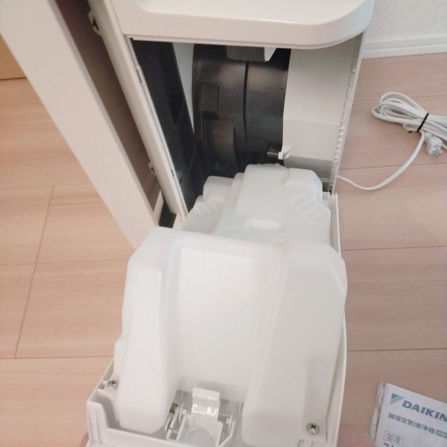 DAIKIN(ダイキン)の美品　加湿ストリーマ 空気清浄機 MCK70UKS-W スマホ/家電/カメラの生活家電(空気清浄器)の商品写真