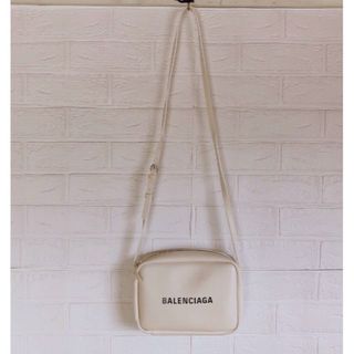 バレンシアガ(Balenciaga)のバレンシアガ　エブリデイ　カメラバッグ　Sサイズ　オフホワイト　ショルダーバッグ(ショルダーバッグ)