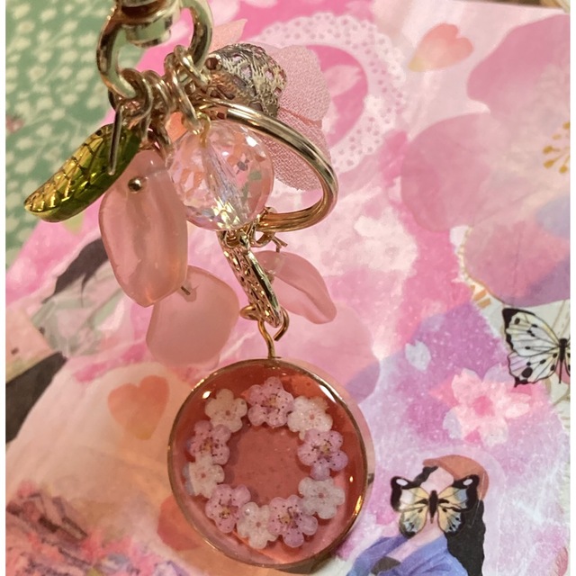 コーラルピンクの桜モチーフキーホルダー/バッグチャーム ハンドメイドのファッション小物(バッグチャーム)の商品写真