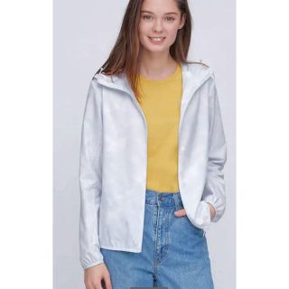 ユニクロ(UNIQLO)のユニクロ　ポケッタブルUVカットパーカ タイダイ柄　XL(パーカー)