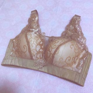 ティアラ(tiara)の育乳バストアップブラジャー大きいサイズノンワイヤー脇肉補正育乳大きい胸ナイトブラ(ブラ)