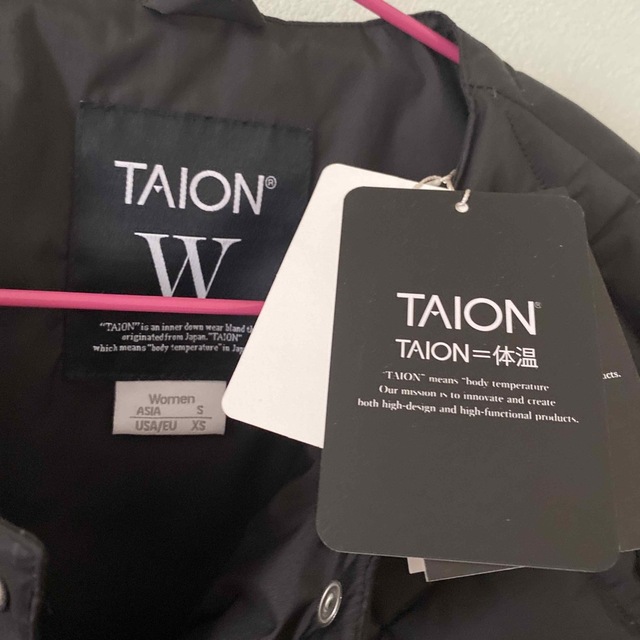 TAION(タイオン)のクルーネックボタン ショートダウンジャケット レディースのジャケット/アウター(ダウンジャケット)の商品写真