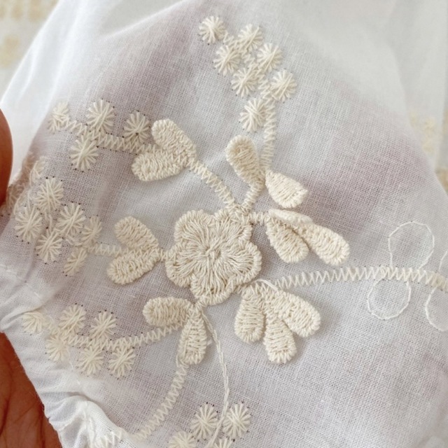 80サイズ 白 オフホワイト ベージュ 花の刺繍 ワンピース キッズ/ベビー/マタニティのベビー服(~85cm)(ワンピース)の商品写真
