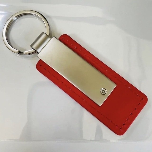 ジムニーJimny ロゴ入りキーホルダー(レッド) JA11 JB23 JB64 自動車/バイクの自動車(車内アクセサリ)の商品写真