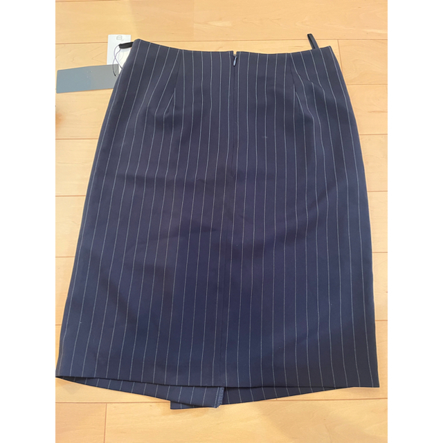 ICB(アイシービー)のiCB 暗めの紺色　繊細なストライプ柄　タイト レディースのフォーマル/ドレス(スーツ)の商品写真