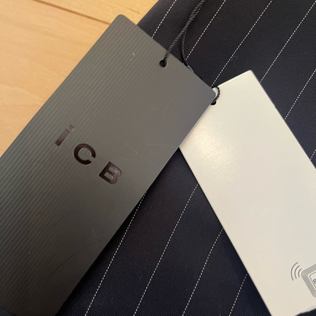 ICB(アイシービー)のiCB 暗めの紺色　繊細なストライプ柄　タイト レディースのフォーマル/ドレス(スーツ)の商品写真