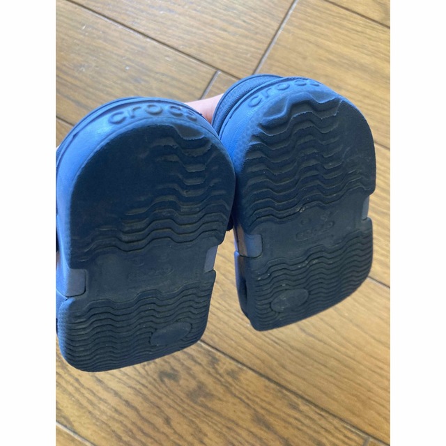 crocs(クロックス)のキッズ　サンダル　クロックス　C8 ネイビー　15.5cm コンビ キッズ/ベビー/マタニティのキッズ靴/シューズ(15cm~)(サンダル)の商品写真