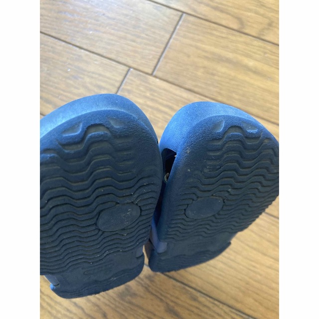 crocs(クロックス)のキッズ　サンダル　クロックス　C8 ネイビー　15.5cm コンビ キッズ/ベビー/マタニティのキッズ靴/シューズ(15cm~)(サンダル)の商品写真