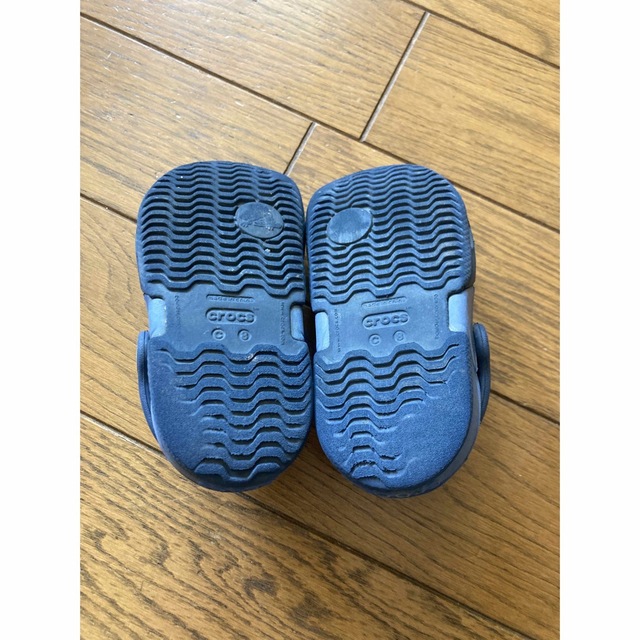 crocs(クロックス)のキッズ　サンダル　クロックス　C8 ネイビー　15.5cm コンビ キッズ/ベビー/マタニティのキッズ靴/シューズ(15cm~)(サンダル)の商品写真