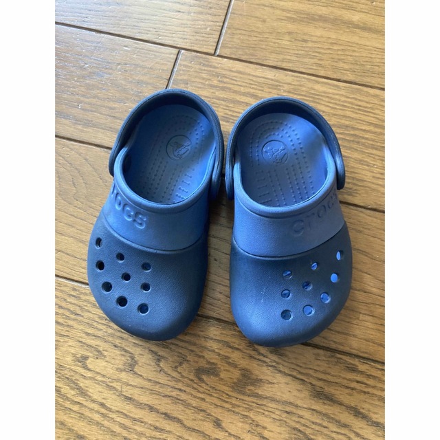 crocs(クロックス)のキッズ　サンダル　クロックス　C8 ネイビー　15.5cm コンビ キッズ/ベビー/マタニティのキッズ靴/シューズ(15cm~)(サンダル)の商品写真