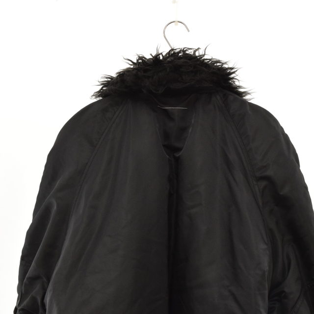 MM6(エムエムシックス)のMM6 Maison Margiela エムエムシックスメゾンマルジェラ 22AW Insulated Bomber Jacket エコファーカラー ボンバージャケット ブラック レディース S62AN0071 メンズのジャケット/アウター(フライトジャケット)の商品写真