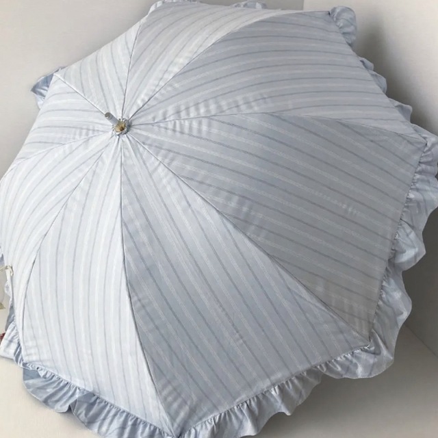 LANVIN en Bleu(ランバンオンブルー)の新品⭐️ランバン オンブルー 日傘 パラソル ストライプ フリル 水色 晴雨兼用 レディースのファッション小物(傘)の商品写真