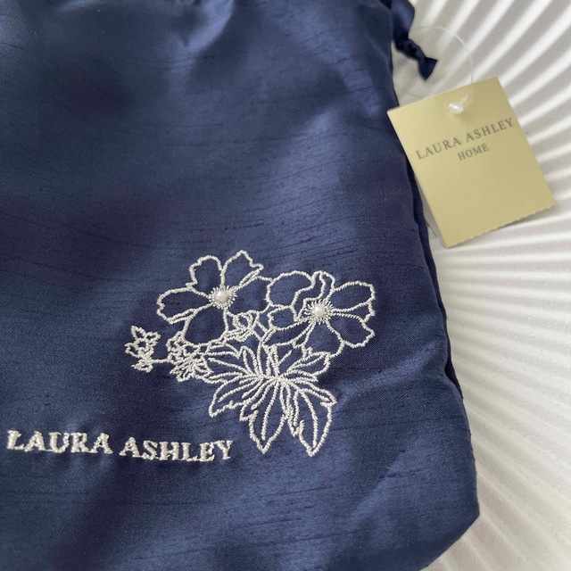 LAURA ASHLEY(ローラアシュレイ)のローラアシュレイ　Laura ashley 新品　携帯用スリッパ　刺繍シルバー　 インテリア/住まい/日用品のインテリア小物(スリッパ/ルームシューズ)の商品写真