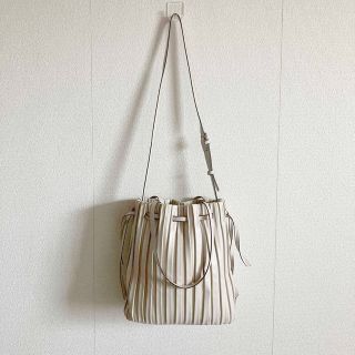 ザラ(ZARA)のZARA プリーツバッグ ベージュ(ショルダーバッグ)