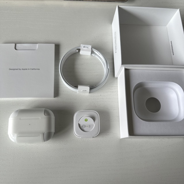 Apple(アップル)のAirPods Pro ノイズキャンセリング付完全ワイヤレスイヤホン スマホ/家電/カメラのオーディオ機器(ヘッドフォン/イヤフォン)の商品写真