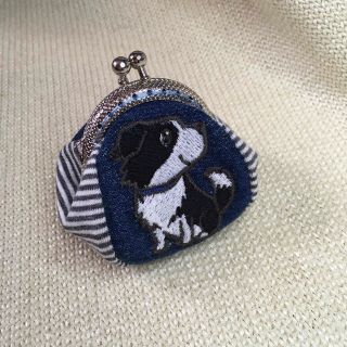 ころんと可愛いがま口コインケース　ボーダーコリー刺繍　デニムリメイク小銭入れ　(コインケース/小銭入れ)