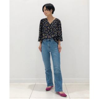 ユニクロ(UNIQLO)のプリントVネックブラウス　黒　XS(シャツ/ブラウス(長袖/七分))