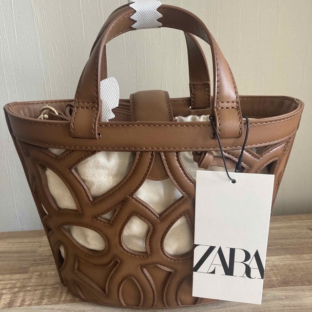 ZARA(ザラ)のZARA 新品　カットワーク　ミニトートバッグ レディースのバッグ(トートバッグ)の商品写真