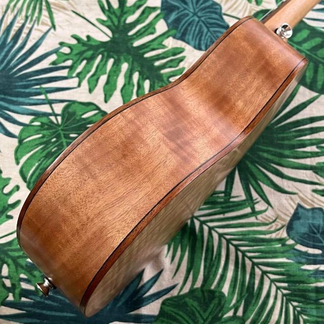 Kmise ukulele】カーリーマホガニーのエレキ・コンサートウクレレ 贅沢