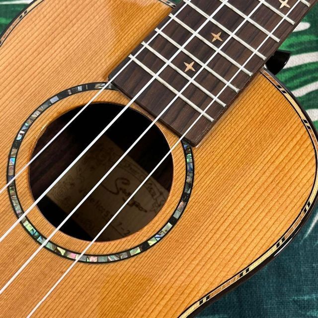 Smijer ukulele】シダー材(杉)単板のエレキ・コンサートウクレレ