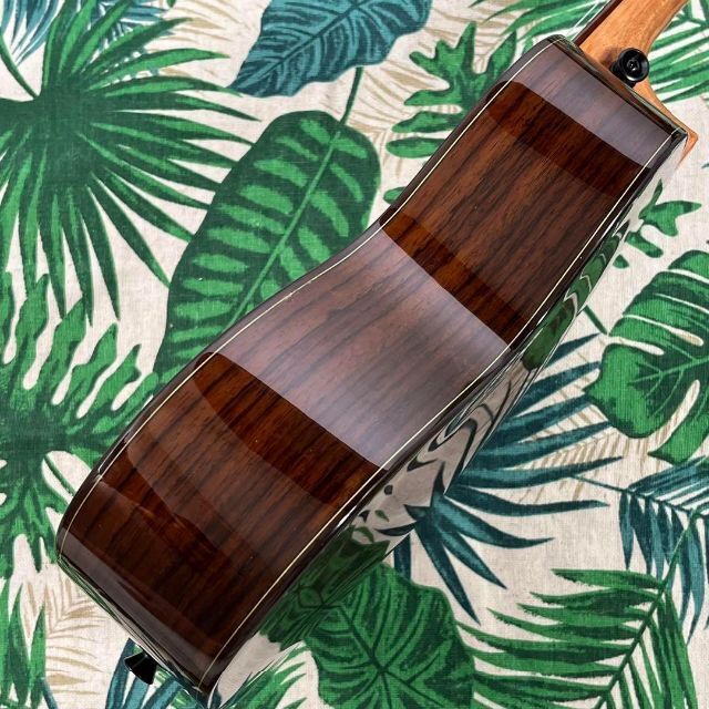 Smijer ukulele】シダー材(杉)単板のエレキ・コンサートウクレレ