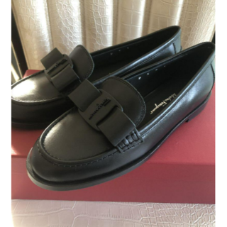 ビバハート(VIVA HEART)のフェラガモ VIVA モカシン ローファー 黒 (ローファー/革靴)