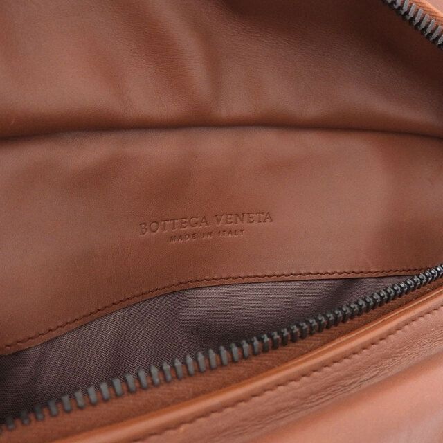 Bottega Veneta(ボッテガヴェネタ)の【本物保証】 布袋付 美品 ボッテガヴェネタ BOTTEGA VENETA イントレチャート ウエストポーチ ボディバッグ レザー 茶 121604 V4651 6308 レディースのバッグ(ボディバッグ/ウエストポーチ)の商品写真