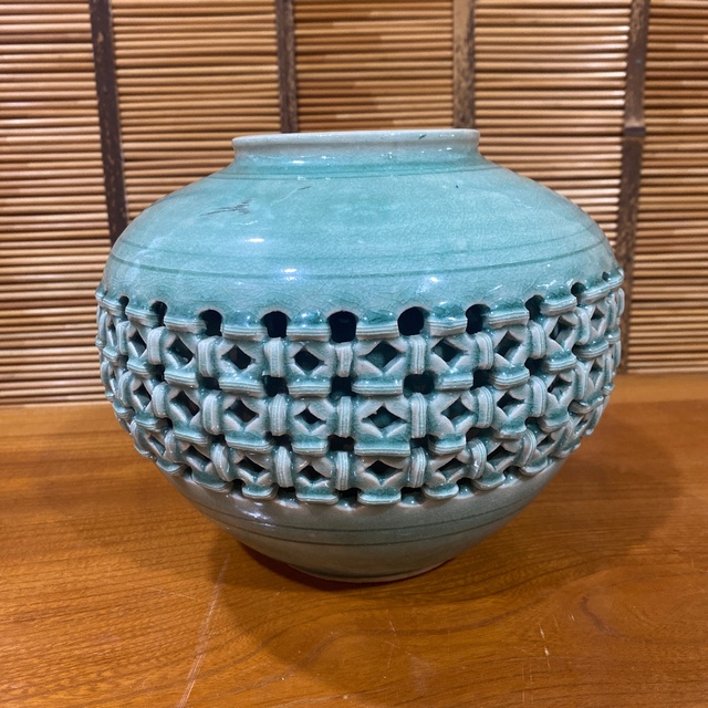 海泉 壺 花瓶 花器 骨董品 青磁 透かし彫りの通販 by リア|ラクマ 海泉 壺 花瓶 花器 骨董品 青磁 透かし彫りの通販 by リア|ラクマ