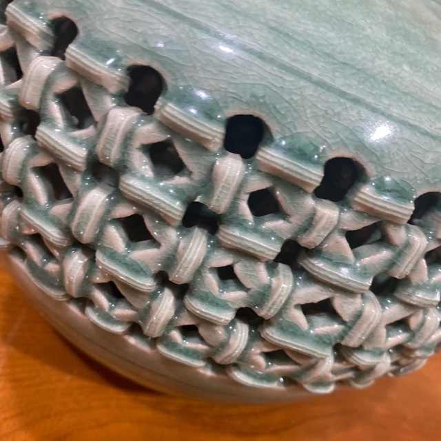 海泉 壺 花瓶 花器 骨董品 青磁 透かし彫りの通販 by リア|ラクマ 海泉 壺 花瓶 花器 骨董品 青磁 透かし彫りの通販 by リア|ラクマ