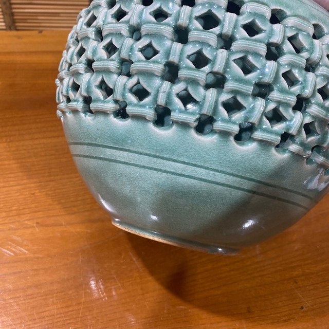 海泉 壺 花瓶 花器 骨董品 青磁 透かし彫りの通販 by リア|ラクマ 海泉 壺 花瓶 花器 骨董品 青磁 透かし彫りの通販 by リア|ラクマ