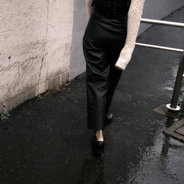 FUMIKA_UCHIDA LEATHER ONE-TUCK PANTS | lealbrandao.com.br