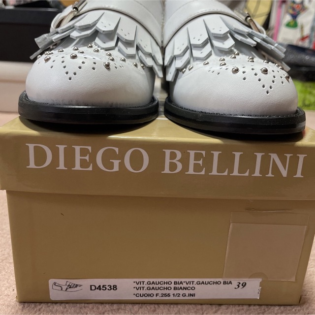 DIEGO BELLINI(ディエゴベリーニ)の【新品・未使用】ディエゴベリーニ　スタッズ付きウイングチップローファー レディースの靴/シューズ(ローファー/革靴)の商品写真
