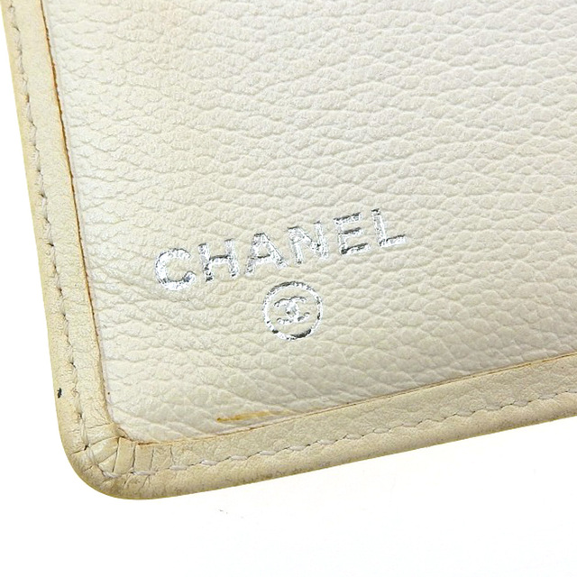 CHANEL(シャネル)の【本物保証】 シャネル CHANEL カメリア 二つ折長財布 レザー オフホワイト A46511 シール付 12番台 ブティックシール 2009/09/22 G.G レディースのファッション小物(財布)の商品写真